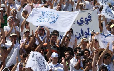 حاشیه های ملوان - استقلال | ملوانی‌ها طبل آوردند/ بنر حنیف در ورزشگاه تختی