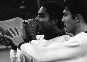 جام جهانی 1966|ستاره ی پرتغال، اوزه بیو، پس از شکست روسیه با نتیجه ی 2-1 در ویمبلی، لندن، در بازی حذفی برای تعیین رتبه ی سومی جام جهانی 1966، از بطری آب داغ می نوشد.