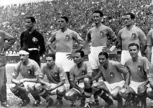 جام جهانی 1934|تیم ایتالیا همراه با مربی خود، ویتوریو پوتزو پیش از دیدار خود برابر اطریش در مرحله ی نیمه نهایی جام جهانی 1934. میلان، ایتالیا، 3 ژوئن، 1934.
