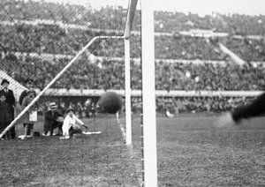 جام جهانی 1930|مکزیک از تیم ملی آرژانتین متحمل شکست فاحشی می شود. یکی از شش گل آرژانتین در حالی که توپ از خط دروازه رد می شود. ورزشگاه سنتناریو در مونته ویدئو، 19 جولای 1930. آرژانتین 6-3 به پیروزی می رسد.