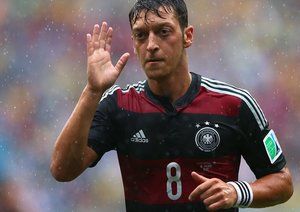 مسوت اوزیل|عکس العمل مسوت اوزیل، هافبک تیم ملی آلمان در بازی مقابل آمریکا.