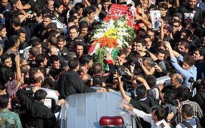 بازیکنان‌ بالاخره بر سر مزار هادی نوروزی رسیدند/ سیل‌ اشک در خانه ابدی کاپیتان