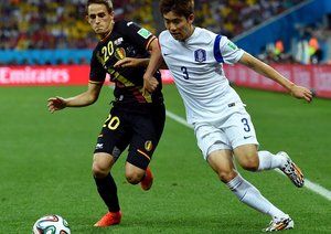 جانیوزاج|تقابل یک عدنان جانیوزاج ، بازیکن تیم ملی بلژیک با سوک - یونگ بازیکن کره.