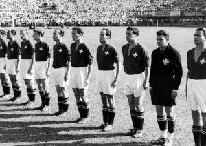 جام جهانی 1954|سوئیس، 24 ژوئن 1954. تیم ملی سوئیس: چارلز کاسالی، ژاک فاتن، اولیویر اگیمان، آندره نویری، چارلز آنتنن، جوزف هوئگی، ویلی کرنن، روبرت بالامان، راجر فونلانتن، یوجین پارلیر، راجر بوکت.