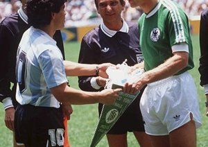 جام جهانی 1986|مکزیکو، مکزیک، 29 ژوئن: دیگو مارادونا و کارل هاینتس رومنیگه پیش از فینال جام جهانی 1986 مکزیک.