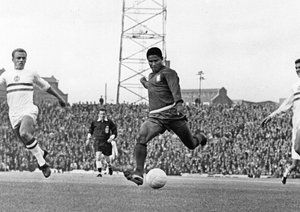 جام جهانی 1966|اوزه بیو از تیم ملی پرتغال حین بازی برابر مجارستان در انگلستان در سال 1966.