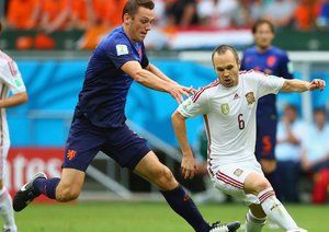 آندرس اینیستا|تلاش هافبک با تکنیک اسپانیا ، اینیستا برای کنترل توپ در میانه میدان .