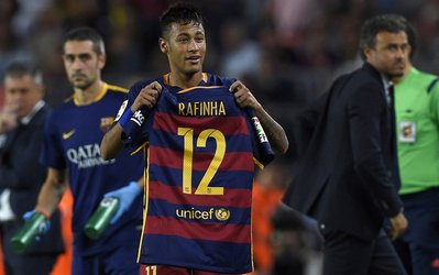 نیمار و بارترا گل‌های خود را به رافینیا تقدیم کردند