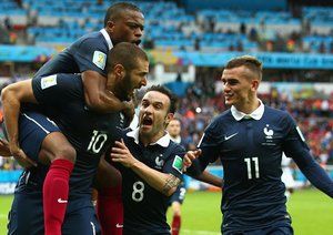 کریم بنزما - پاتریس اورا|جشن کریم بنزما بعد از باز کردن دروازه تیم ملی هندوراس .