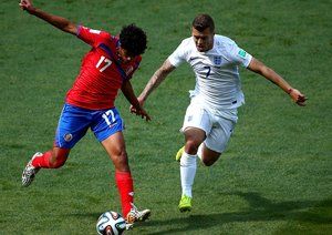 یِلستین تِژیدا - جک ویلشر|تلاش بازیکن کاستاریکا ، یلستین تجدا برای کنترل توپ در بازی مقابل انگلستان.