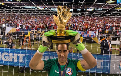 براوو دستکش طلا رقابت‌های کوپا آمریکا 2016 را از آن خود کرد