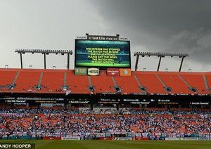 انگلستان|این بازی به دلیل طوفان و رعد و برق برای دقایقی از جریان ایستاد.