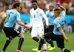 دانیل استوریج -  دیگو گودین|پاس دنیل استوریدج که به دست بازیکن اروگوئه ، دیگو گودین اصابت کرد .