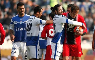 درخواست 1 میلیارد و 500 میلیون تومانی تیموریان/ تهدید هواداران، مانع انتقال آندو به پرسپولیس!