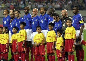 جام جهانی 2002|جام جهانی 2002، کره، سئول، 31 می 2002، فرانسه 0 – سنگال 1، تیم ملی فرانسه پیش از بازی به صف ایستاده است.