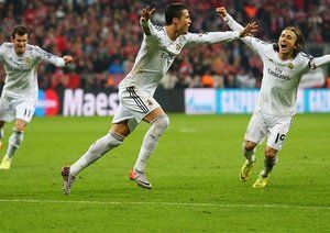 کریستیانو رونالدو|کریس رونالدو پس از به ثمر رساندن چهارمین گل رئال در مرحله ی نیمه نهایی برابر بایرن، به شادمانی می پردازد.