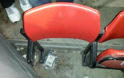 سوژه روز | جنجال توییتری هوادار آرسنال به خاطر صندلی شکسته ورزشگاه آنفیلد