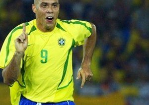 جام جهانی 2002|رونالدو، مهاجم برزیل، پس از به ثمر رساندن گل دوم تیمش در بازی برابر آلمان به شادمانی می پردازد. 30 ژوئن 2002، فینال جام جهانی 2002، برزیل 2 – آلمان 0. برزیل قهرمان جهان شد.