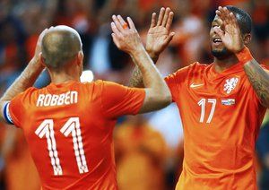 لنس - آرین روبن|خوشحالی لنس بازیکن هلند بعد از گلزنی به همراه روبن .