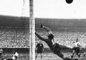جام جهانی 1950|جیجیا از تیم ملی اروگوئه، گل پیروزی بخش تیمش برابر برزیل را در دروازه ی باربوسا می کارد و با این گل تیم ملی اروگوئه، تیم میزبان یعنی برزیل را شکست می دهد و برای دومین بار جام جهانی را فتح می کند. برزیل 1- اروگوئه 2. ورزشگاه ماراکانا، ریو دوژانیرو، 16 جولای 1950.