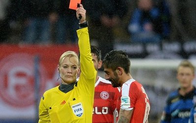 توهین جنسیتی بازیکن دوسلدورف به یک داور زن / محرومیت ۵ جلسه‌ای در انتظار فوتبالیست دوسلدورفی