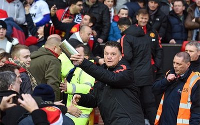 گزارش تصویری | فان‌خال در اولدترافورد بابانوئل شد!