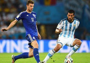 ادین ژکو - گارای|کنترل توپ توسط ستاره بوسنی ، ادین ژکو در مقابل دفاع آرژانتین ، گارای.