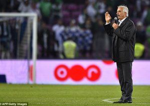 مربی الجزایر|شعار های ضد توسط هوادارن الجزایر سر داده شده ، که سر مربی الجزایر برای ساکت کردن انها دست بکار شد