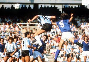 جام جهانی 1982|دانیل پاسارلا از تیم ملی آرژانتین، پس از یک جهش بلند در دیدار برابر ایتالیا به توپ ضربه می زند. آرژانتین 2-1 بازی را به ایتالیا واگذار می کند و در رتبه ی دوم گروه C در جام جهانی 1982 اسپانیا جای می گیرد. مارکو تاردلی و آنتونیو کابرینی، ایتالیا را دو گل پیش می اندازند. ایتالیا قهرمان این دور از مسابقات می شود.