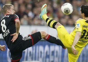 هنريخ مکيتاريان - لارس بندر|تلاش باری تصاحب توپ