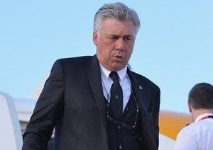 آنجلوتی|کارلو آنجلوتی، سرمربی باشگاه رئال مادرید، در فرودگاه لیسبون، هواپیما را ترک می کند. مردان آنجلوتی امشب برابر اتلتیکو مادرید در فینال لیگ قهرمانان اروپا صف آرایی می کنند.