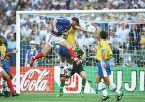 جام جهانی 1998|فینال جام جهانی 1998 فرانسه، سن دنیس، فرانسه، 12 جولای 1998، فرانسه 3 – برزیل 0، زیدان از فرانسه گل دوم تیمش ر با ضربه ی سر به ثمر می رساند.