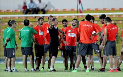 حاشیه تمرین پرسپولیس | سرخپوشان اسپانیایی شدند / جلسه ۳۰ دقیقه‌ای کادر فنی با بازیکنان