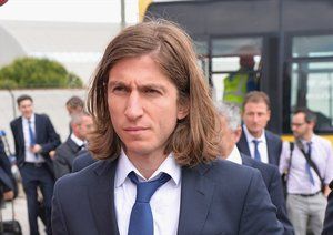 فیلیپه اوئیس|فیلیپه لوئیس از باشگاه اتلتیکو ماردید همراه با سایر هم تیمی ها برای دیدار در فینال لیگ قهرمانان اروپا برابر رئال مادرید، در فرودگاه شهر لیسبون از هواپیما پیاده می شود.