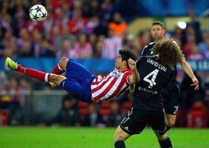 کاستا|دیگو کاستا در بازی رفت از مرحله ی نیمه نهایی تلاش می کند تا به توپ ضربه بزند.