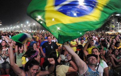 جشن مردم برزیل به خاطر پیروزی بر کلمبیا