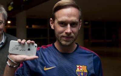 سوژه روز | امضای لئو مسی روی موبایل در جریان بازی دیشب