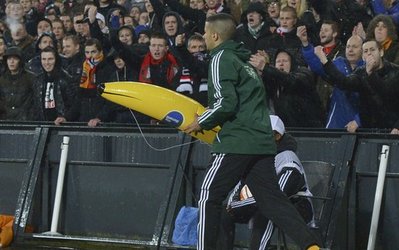 اقدام نژادپرستانه هواداران فاینورد در دیدار مقابل رم