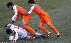 لیگ برتر | حاشیه فولاد - سایپا / حضور بختیار رحمانی با عصا در ورزشگاه