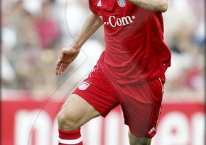 گالری تصاویر علی کریمی|علی کریمی بازیکن سابق بایرن مونیخ و مرد سال آسیا در سال 2004