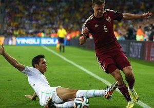 عِیسی ماندی - ماكسيم كانونيكُف|تکل عِیسی ماندی ، بازیکن اجزایر روی پای ماكسيم كانونيكُف.