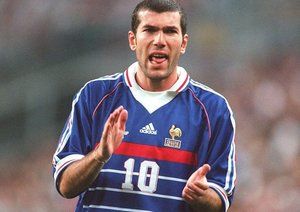 جام جهانی 1998|زین الدین زیدان پیروزی 2-1 فرانسه از کرواسی را در مرحله ی نیمه نهایی جام جهانی 1998 مورخ 8 جولای جشن می گیرد.