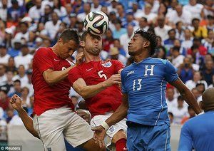 انگلستان|تلاش بازیکنان انگلستان برای بسته نگه داشتن دروازه.