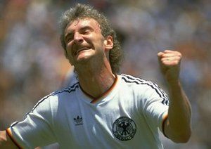 جام جهانی 1986|8 ژوئن 1986: رودی فولر از آلمان غربی پس از به ثمر رساندن گل نخست در بازی برابر اسکاتلند در لا کوریه گیدورا در موئرتارو، مکزیک. آلمان غربی 2-1 به پیروزی رسید.