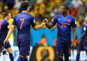 جورجینیو وینالدوم - جانمات|خوش و بش بازیکنان هلند بعد از پیروزی مقابل برزیل.