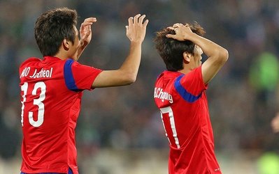 دوستانه | حاشیه ایران - کره‌جنوبی / درگیری بازیکنان کره با داور / کره‌ای‌ها هو شدند