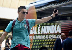 کریستیانو رونالدو|کریس رونالدو از طرفدارانش استقبال گرمی کرد وقتی به فرودگاه رسید