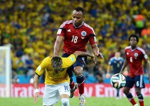 نیمار|تقابل نیمار ستاره برزیل با بازیکن تیم کلمبیا برای توپ.