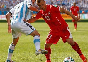 فرناندو گاگو - ژردان شَکیری|تقابل بازیکن  آرژانتین ، فرناندو گاگودر مقابل بازیکن سوئیس ، ژردان شَکیری برای گرفتن توپ.