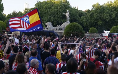 تجمع هزاران هوادار اتلتیکو در مرکز شهر مادرید پس از قهرمانی